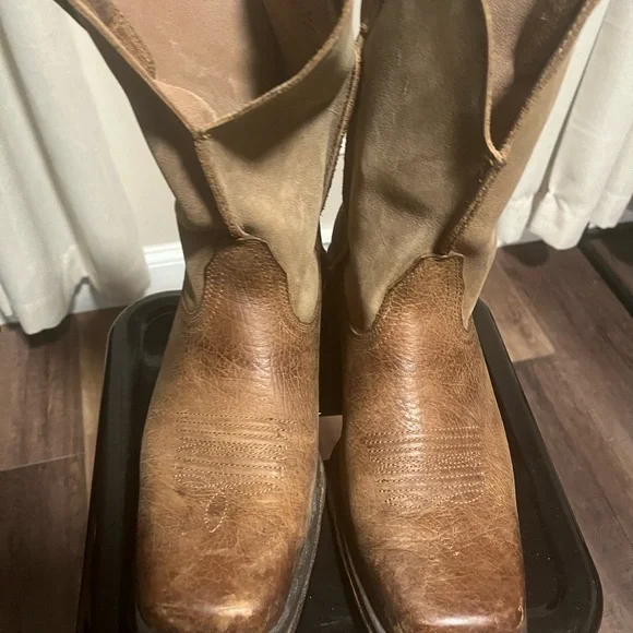 Ariat Brown Cowboy Western Boots with Square Toe
11EE - Picture 12 of 15